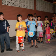 孩子们参加灯笼活动